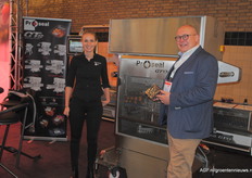 Dianne Bouman van Sismatec en Marnix van Kooij van Zalpak-Straatman bij de Proseal GT0 S, de kleinste automatische machine voor het verpakken van agf. Hij doet ca 45-60 verpakkingen pm voor de aardbeienschaal.Zalpak levert kartonnen verpakkingen die perfect aansluiten bij deze machine en samen hebben zij een unieke tool ontworpen voor het op de juiste manier vouwen van de flens.